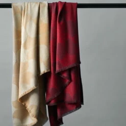 Verpan - Polette Wollen Deken, 175 X 135 Cm, Bordeauxrood -CONNOX Winkel Verpan Polette Wolldecke beige burgund haengend Ambiente