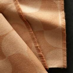 Verpan - Polette Wollen Deken, 175 X 135 Cm, Bordeauxrood -CONNOX Winkel Verpan Polette Wolldecke beige detail Ambiente