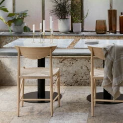 &Tradition - Untitled Bedsprei -CONNOX Winkel andTradition Drawn HM3 Stuhl Eiche geseift Papierkordel Situation