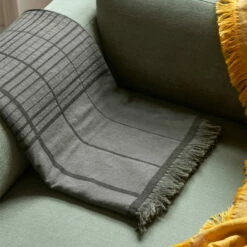 &Tradition - Untitled Bedsprei -CONNOX Winkel andTradition Untitled AP10 Tagesdecke 150 x 210 cm dark green Situation 1
