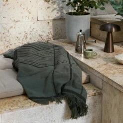 &Tradition - Untitled Bedsprei -CONNOX Winkel andTradition Untitled AP10 Tagesdecke 150 x 210 cm dark green Situation 2