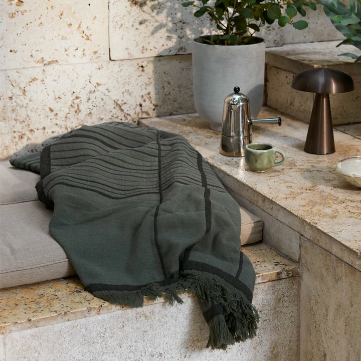 CONNOX Winkel 26 CONNOX Winkel -CONNOX Winkel andTradition Untitled AP10 Tagesdecke 150 x 210 cm dark green Situation 2