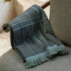 &Tradition - Untitled Bedsprei -CONNOX Winkel andTradition Untitled AP10 Tagesdecke 150 x 210 cm dark green Situation 3