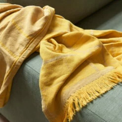 &Tradition - Untitled Bedsprei -CONNOX Winkel andTradition Untitled AP10 Tagesdecke 150 x 210 cm dessert yellow Situation 1