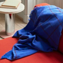 &Tradition - Untitled Bedsprei -CONNOX Winkel andTradition Untitled AP10 Tagesdecke 150 x 210 cm electric blue Situation 2