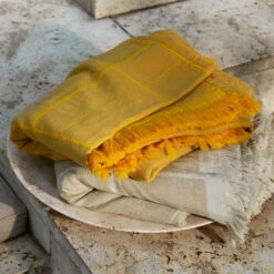 &Tradition - Untitled Bedsprei -CONNOX Winkel andTradition Untitled AP10 Tagesdecke dessert yellow und light beige Situation