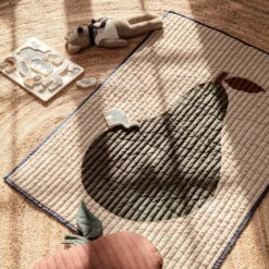 Ferm Living - Fruit Kinderdeken 9 Ferm Living - Fruit Kinderdeken -CONNOX Winkel ferm Living Birne Kinderdecke 80 x 110 cm sand Situation