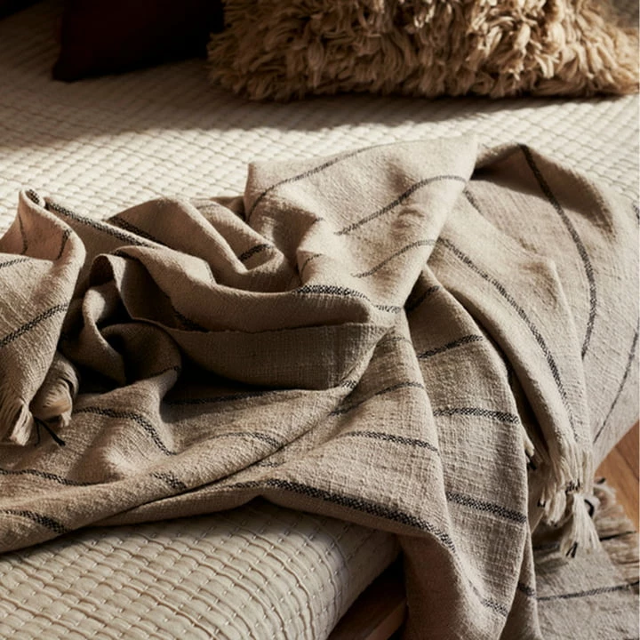 Ferm Living - Calm Wollen Deken, Camel / Zwart 4 Ferm Living - Calm Wollen Deken, Camel / Zwart - Afbeelding 2