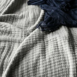 Ferm Living - Daze Bedsprei -CONNOX Winkel ferm Living Daze Tagesdecke 250 x 240 cm ecru blue mix Nahansicht