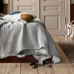 Ferm Living - Daze Bedsprei -CONNOX Winkel ferm Living Daze Tagesdecke 250 x 240 cm ecru blue mix Situation