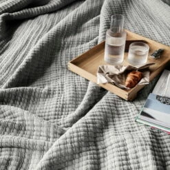 Ferm Living - Daze Bedsprei -CONNOX Winkel ferm Living Daze Tagesdecke ecru blue mix Bon Wooden Tray small Eiche Situation