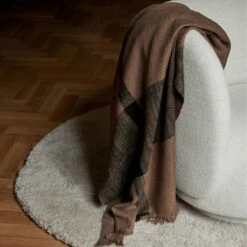 Ferm Living - Dry Wollen Deken, Sugar Kelp / Zwart -CONNOX Winkel ferm Living Dry Wolldecke Ambiente 2