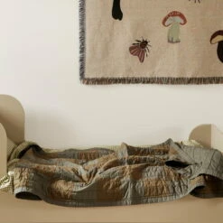 Ferm Living - Duo Quilt 15 Ferm Living - Duo Quilt -CONNOX Winkel ferm Living Duo Steppdecke 90 x 187 cm gruen braun Situation 1