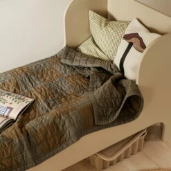 Ferm Living - Duo Quilt 17 Ferm Living - Duo Quilt -CONNOX Winkel ferm Living Forest Stick Kissen 40 x 40 cm Waldpilz Situation 1