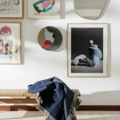 Ferm Living - Vista Deken -CONNOX Winkel ferm Living Nexus Poster 1 dusty blue Keramik Vista Decke Ambiente